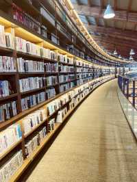 【佐賀武雄景點】 武雄溫泉圖書館｜被書香與咖啡香包圍的靜謐空間📚☕