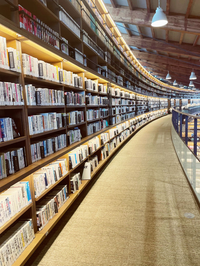 【佐賀武雄景點】 武雄溫泉圖書館｜被書香與咖啡香包圍的靜謐空間📚☕
