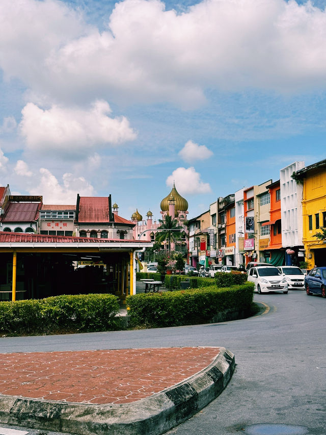 Time Travel on Foot – A Heritage Stroll Through Kuching Old Town!