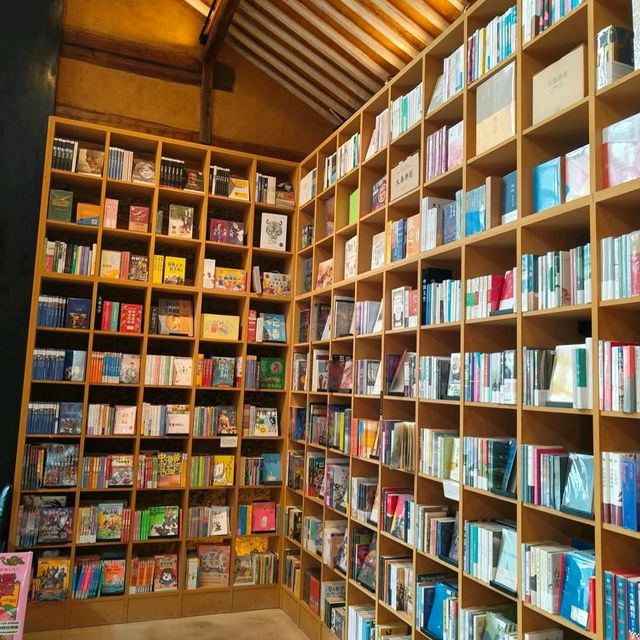 雲南 | 先鋒沙溪白族書局，舊糧倉改建的文青書店