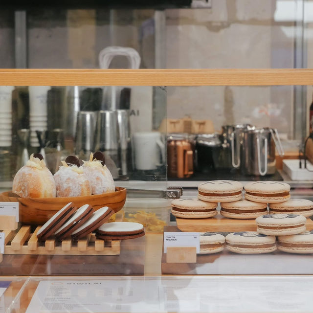  KAWS: HOLIDAY THAILAND POP-UP CAFE’ ☕️ 