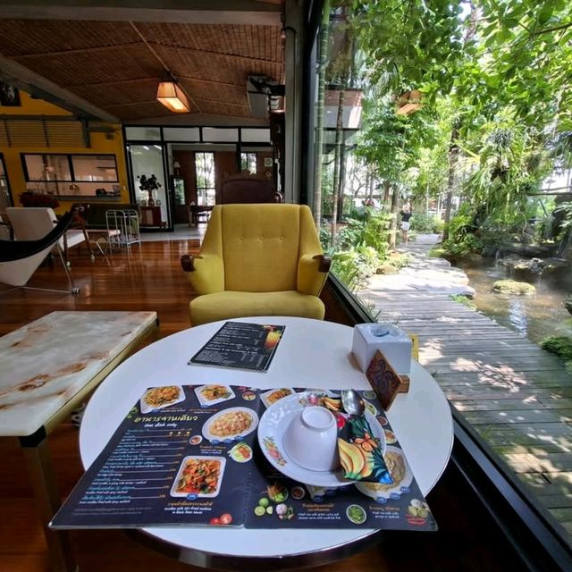 ร้านโอยั๊วะ ด้านหน้าเมืองโบราณ