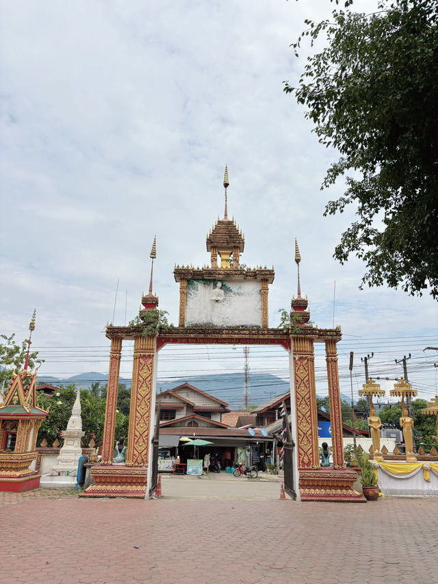 Wat that สัมผัสวัดพื้นบ้านสวยๆที่วังเวียง 