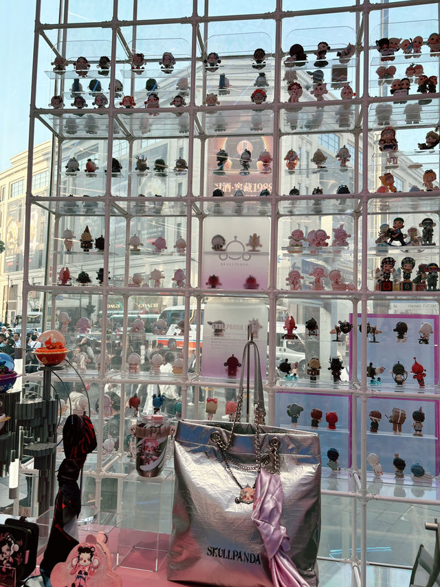 เดินเล่นที่ Pop Mart Nanjing Road