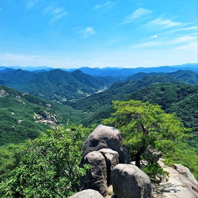Peaceful Peaks & Temple Vibes