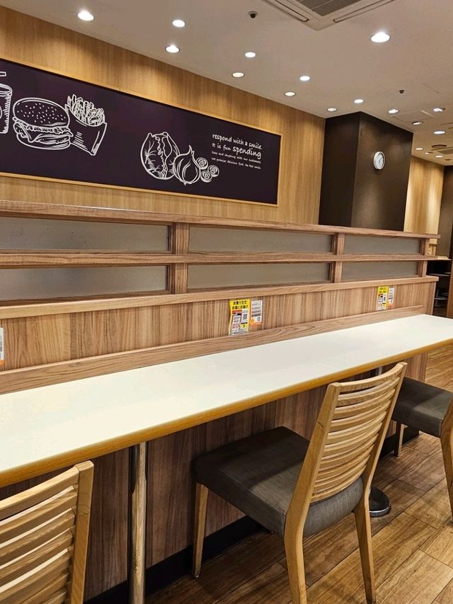 🍔 富山電鐵站內的異國風味驛站：日韓限定 Lotteria 樂天利