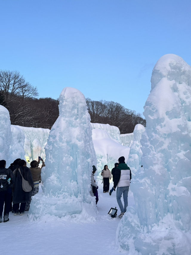 夢幻藍光冰之城！北海道「支笏湖冰濤祭」讓你秒進冰雪童話世界❄️✨