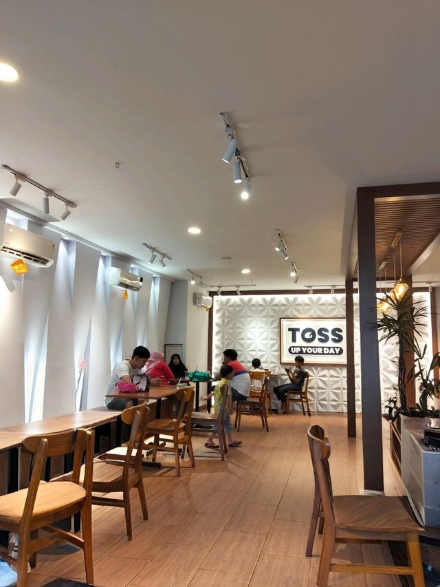 🤤 Craving Alert: Coconut Rice Rendang Perfection at Toss Cafe Restaurant! 🤤
