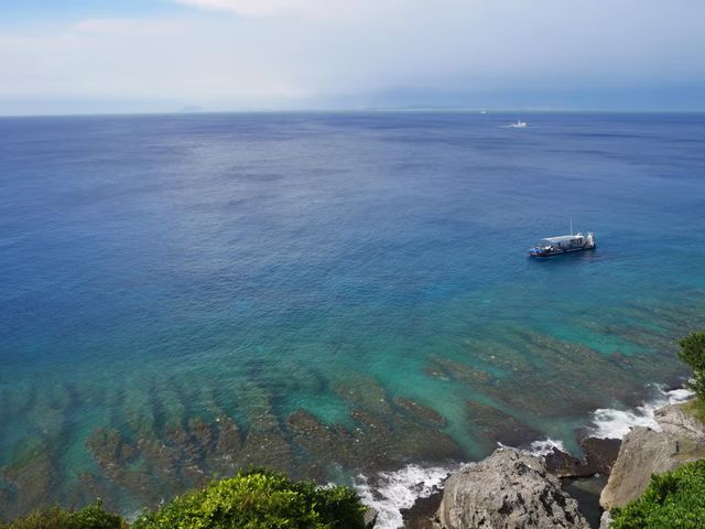 玻璃海、洞穴步道、夕陽平台，小琉球這真的美爆了