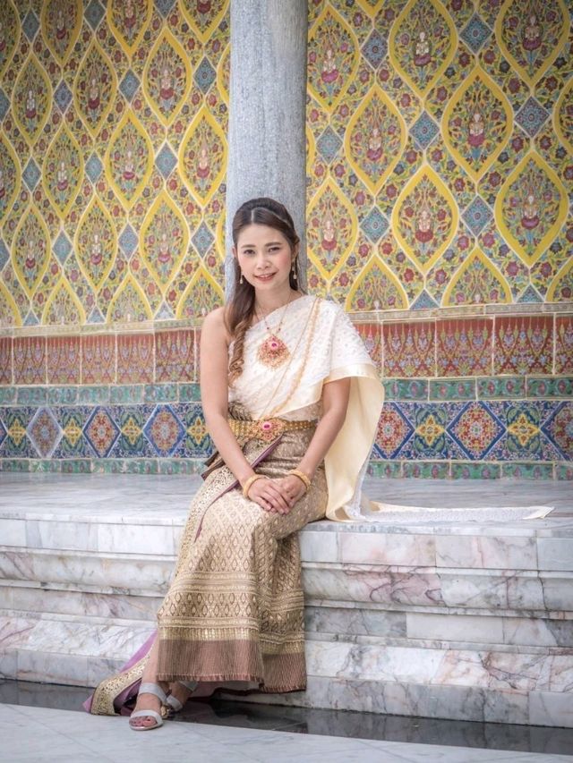  ใส่ชุดไทยไปวัดราชบพิธฯ