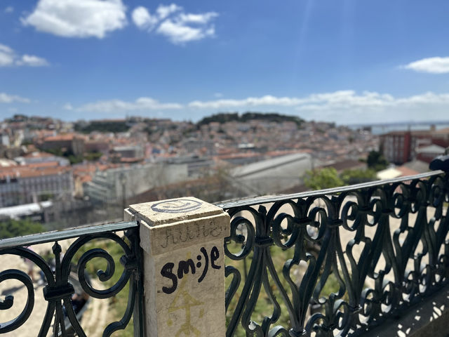 【サン・ペドロ・デ・アルカンタラ展望台（Miradouro de São Pedro de Alcântara）】