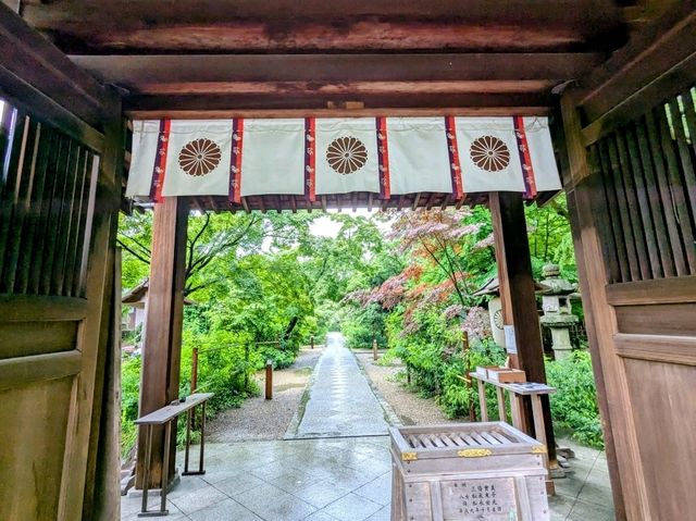 京都 | 梨木神社，開滿幸運草和名水的靜謐神社