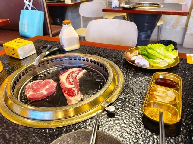 🍢成都-炭悅自助燒烤｜68元吃到飽，肉品新鮮選擇多，還有超萌店貓陪吃！