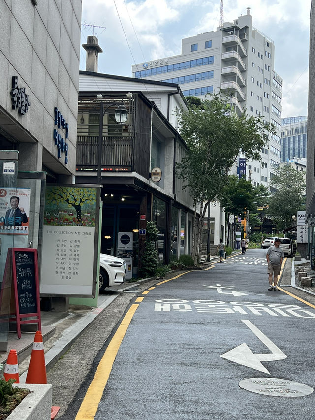 북촌길을 함께 걷고 인사동에서 기념품도 사고 함께해요