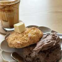 Warmth in Layers & Loaves – My Visit to Oats Coffee, Yeonnam‑dong, Seoul