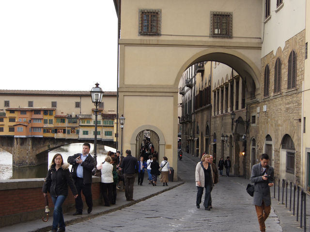 🌉 Sunset Walk Across Florence’s Old and New – Ponte Vecchio & Ponte alle Grazie