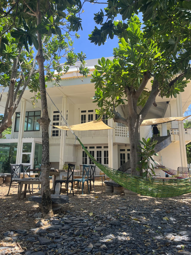 🌤️ Asterisk คาเฟ่ลับริมทะเล  หาดบางกะไชย จันทบุรี