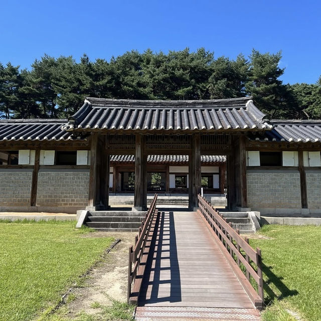 Royal Tombs & Mountain Fortresses: A Historic Day Trip from Seoul with a Creative Twist"** 🏯🎨