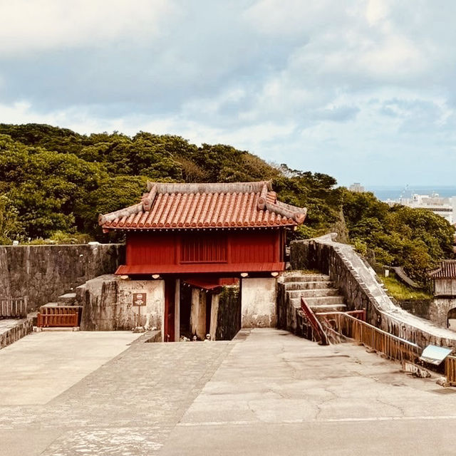 Shuri Castle: A Solo Traveler’s Journey Through Ryukyu Kingdom Splendor"** 🏯🌺
