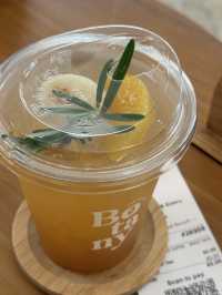 Botany Cafe - คาเฟ่สีขาวกลางสวน จิบกาแฟในวันสบายๆ