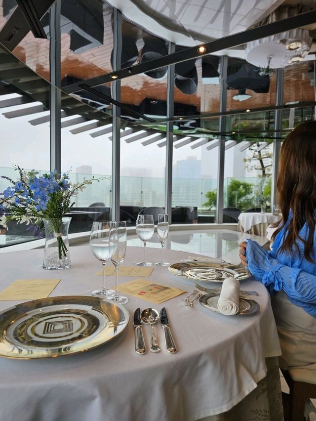 レインボーブリッジを望むテラスで、NYグリルフレンチとシャンパンを🍽️✨