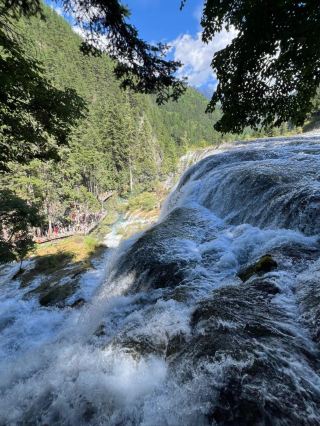 水舞光影：珍珠灘瀑布為何讓你著迷