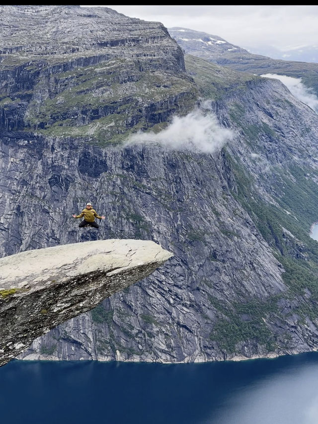 【命がけの絶景】トロルの舌で味わう達成感と感動の一枚📸🧗‍♀️