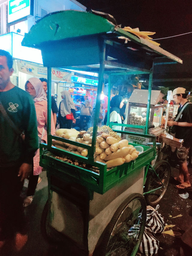 Malioboro Street, Jogjakarta: A Street-Level Feast of Culture and Charcoal
