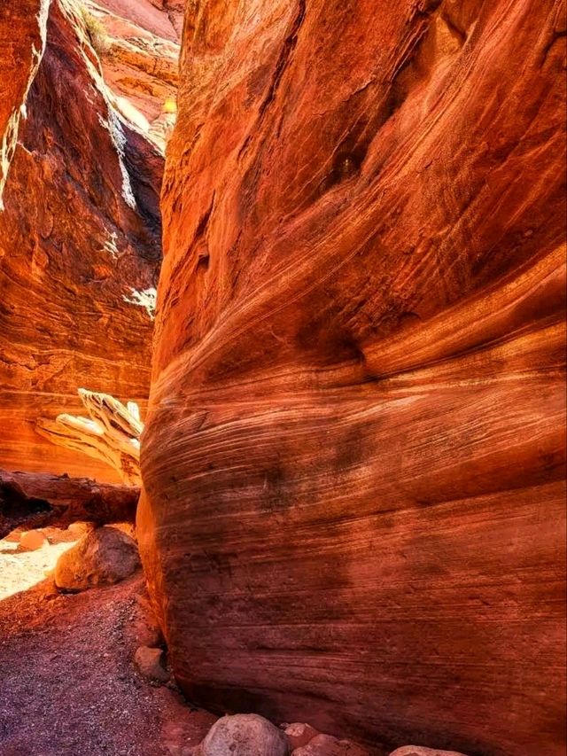 🌄 Antelope Canyon – Nature’s Sandstone Masterpiece in Arizona 🇺🇸✨