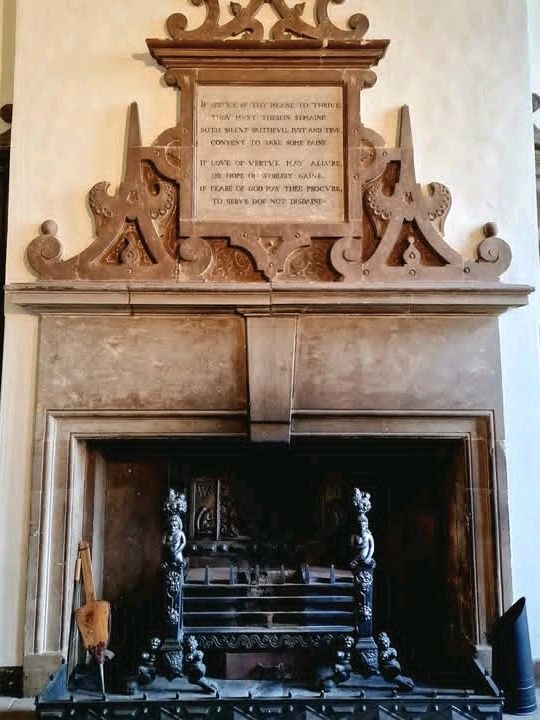 Remarbly quiet for a historic visitor attraction. A nice property to take your time exploring the rooms and it's potted history.