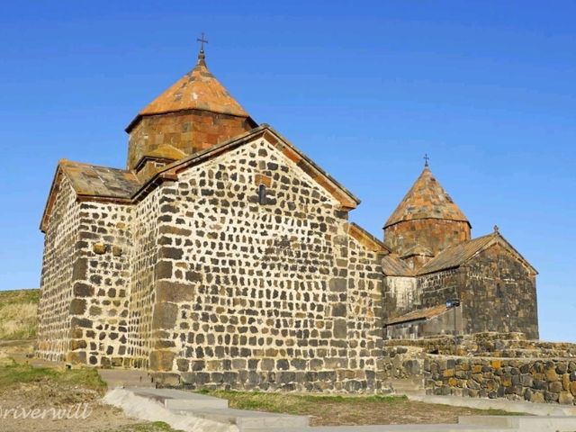 【アルメニア】セヴァン湖畔に立つ修道院「セヴァナヴァンク」