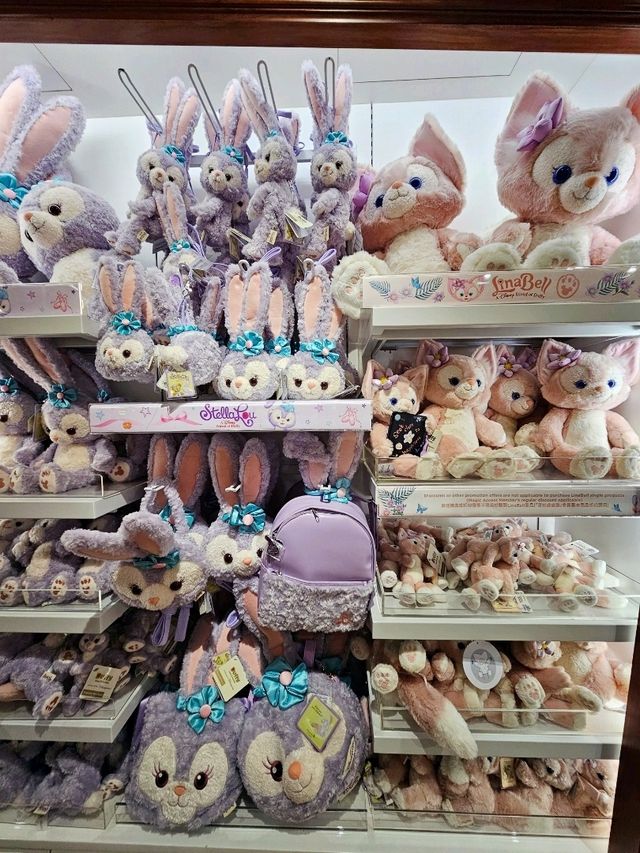 สนามบินฮ่องกงก็มี Disney store นะ