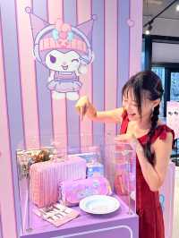 選手包超級無敵可愛呀!😍 全城期待嘅《My Melody ❤ Kuromi Luna Fiesta》 選手包領取站率先預覽限定產品!  嚟到《My Melody ❤ Kuromi Luna Fies