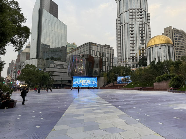 ถนนคนเดินหนานจิง (Nanjing Road Pedestrian Street) 