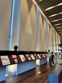 薄暗い中、壁一面に並べられた古書の壮観な風景