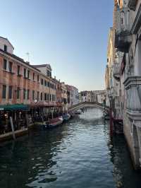 좁은 골목과 작은 운하가 만들어낸 로맨틱한 도시