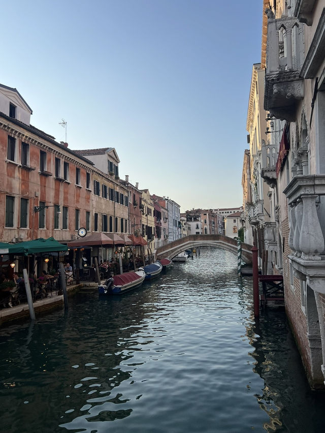 좁은 골목과 작은 운하가 만들어낸 로맨틱한 도시