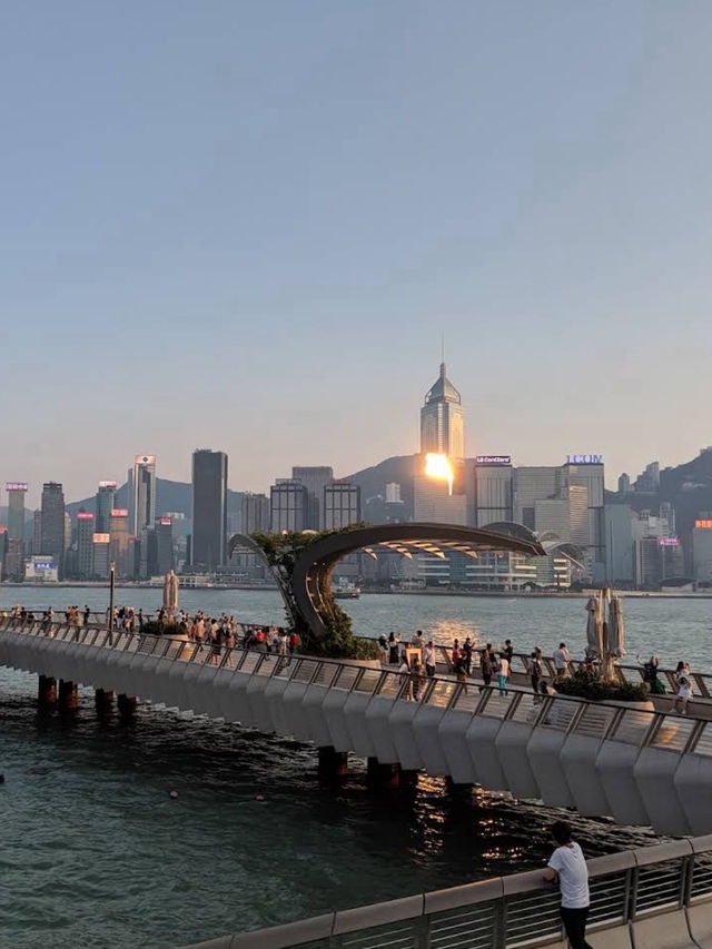 шоу света Symphony of Lights в Гонконге 