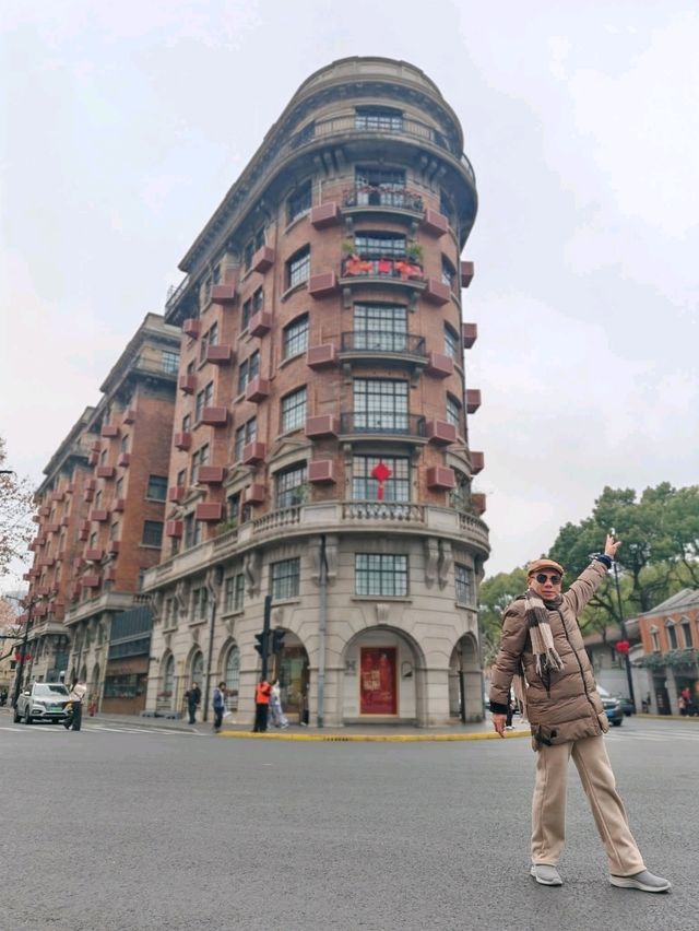 🏛️ Architectural Panorama: An Explorer's Perspective 🏛️ Architectural Panorama: An Explorer's Perspective