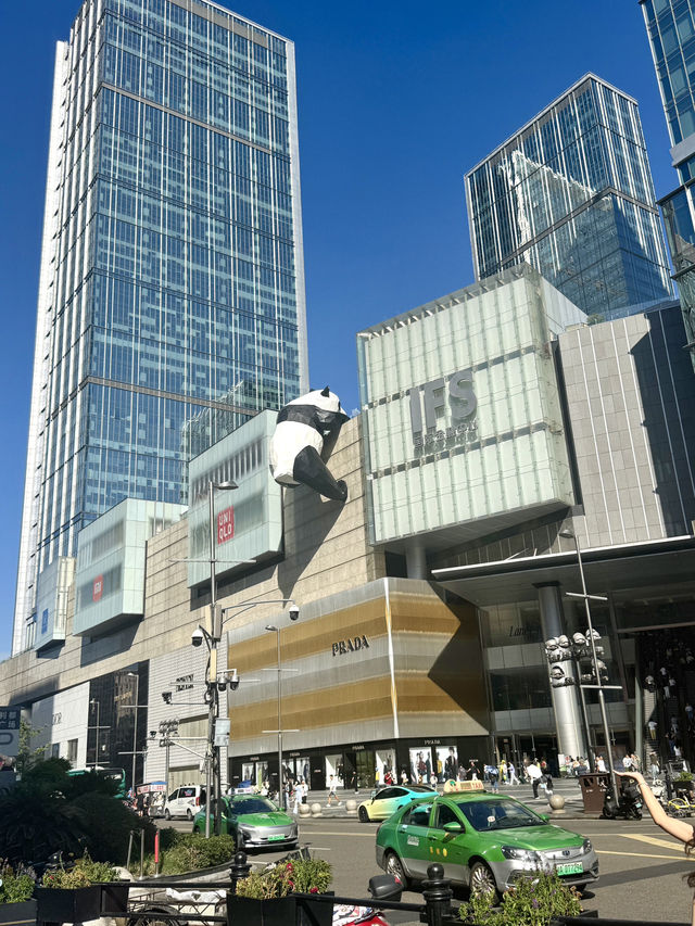 จุดถ่ายรูป “หมีแพนด้าเกาะตึก IFS” ที่เฉิงตู