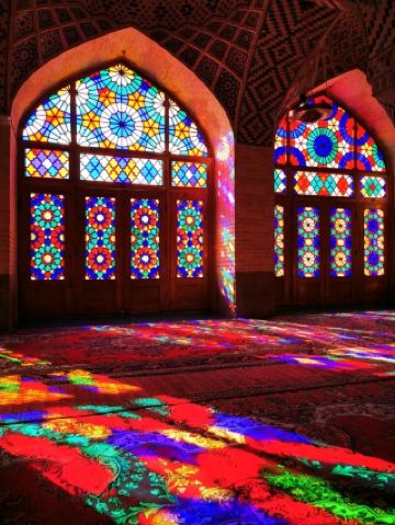 나시르 알물크 모스크 – 빛, 색채, 그리고 조용한 리듬