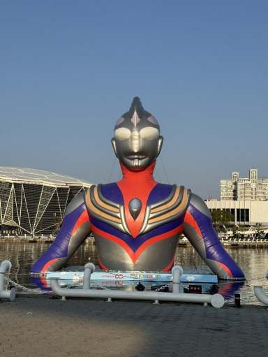 初代ウルトラマンとウルトラマンティガが合体！2026年、港湾で最強の光