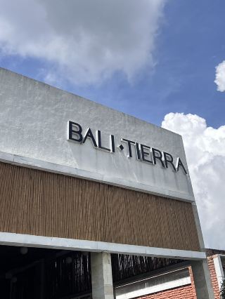 พักผ่อนในกระท่อมสุดหรูใน Ciwidey ☘️ มีอ่างน้ำวนด้วย!