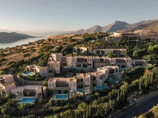 🇬🇷 Blue Palace, a Luxury Collection Resort, Crete

Blue Palace เป็นรีสอร์ตหรูชื่อดังบนเกาะครีต ตั้งอยู่ในเมือง Elounda หนึ่งในจุดหมายปลายทางระดับไฮเอนด์ของกรีซ โดดเด่นด้วยทำเลริมทะเลที่สามารถมองเห็นเกาะประวัติศาสตร์ Spinalonga ได้อย่างชัดเจน รายล้อมด้วยน้ำทะเลสีฟ้าใสของทะเลเมดิเตอร์เรเนียนและภูมิทัศน์ธรรมชาติอันงดงาม ทำให้ที่นี่เป็นสถานที่พักผ่อนที่ได้รับความนิยมจากนักเดินทางทั่วโลก

ห้องพัก วิลล่า และบังกะโลหลายประเภทได้รับการออกแบบให้ผสมผสานสถาปัตยกรรมกรีกดั้งเดิมเข้ากับความหรูหราสมัยใหม่ หลายห้องมาพร้อมสระว่ายน้ำส่วนตัวและระเบียงชมวิวทะเลแบบพาโนรามา มอบความเป็นส่วนตัวและความสะดวกสบายในระดับสูงสุด เหมาะสำหรับทั้งคู่รัก ครอบครัว และผู้ที่ต้องการพักผ่อนอย่างแท้จริง

ภายในรีสอร์ตมีร้านอาหารหลากหลายสไตล์ ทั้งอาหารกรีกแท้ อาหารทะเลสด และอาหารนานาชาติ พร้อมสปาระดับพรีเมียม ศูนย์กีฬาทางน้ำ และชายหาดส่วนตัวที่ทอดยาวริมอ่าว Elounda ผู้เข้าพักยังสามารถล่องเรือไปเยี่ยมชมเกาะ Spinalonga ซึ่งเป็นหนึ่งในสถานที่ท่องเที่ยวสำคัญของเกาะครีตได้อย่างสะดวก ทำให้ Blue Palace เป็นหนึ่งในรีสอร์ตที่มอบทั้งความหรูหราและประสบการณ์ท่องเที่ยวที่ครบครัน

📍 จุดเช็กอิน

Infinity Pool

Spinalonga Viewpoint

Private Beach

Sea View Villa

Sunset Deck

Blue Door Restaurant

Elounda Bay

Mediterranean Terrace

✨ ไฮไลต์

วิวเกาะ Spinalonga อันโด่งดัง

สระว่ายน้ำส่วนตัวหลายประเภทห้องพัก

ชายหาดส่วนตัวริมทะเล

ร้านอาหารระดับพรีเมียม

เหมาะสำหรับคู่รักและครอบครัว

หนึ่งในรีสอร์ตหรูที่ดีที่สุดของเกาะครีต

#BluePalace #Crete #GreeceLuxury #LuxuryHotel #LuxuryResort #TravelGreece #HotelReview #FiveStarHotel #MediterraneanLuxury #LuxuryTravel #BucketListTravel #HotelLover #LuxuryLifestyle #BeachResort #Wanderlust #BeautifulHotels #TravelInspiration #CreteIsland #LuxuryVacation #GreekEscape