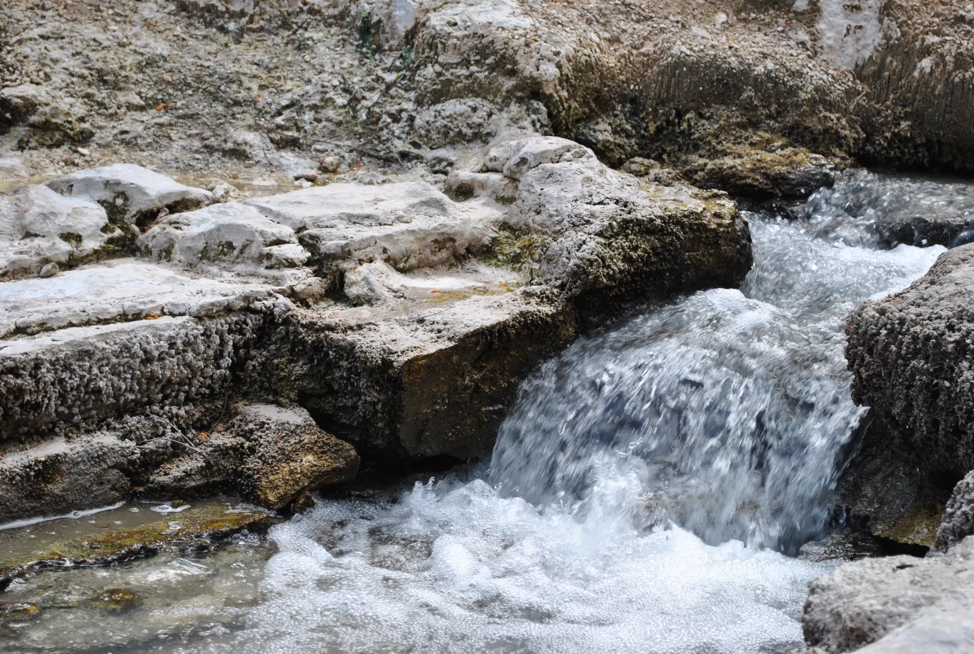 懷歐塔普 (Wai-O-Tapu)：踏入紐西蘭色彩繽紛的地熱仙境！ 