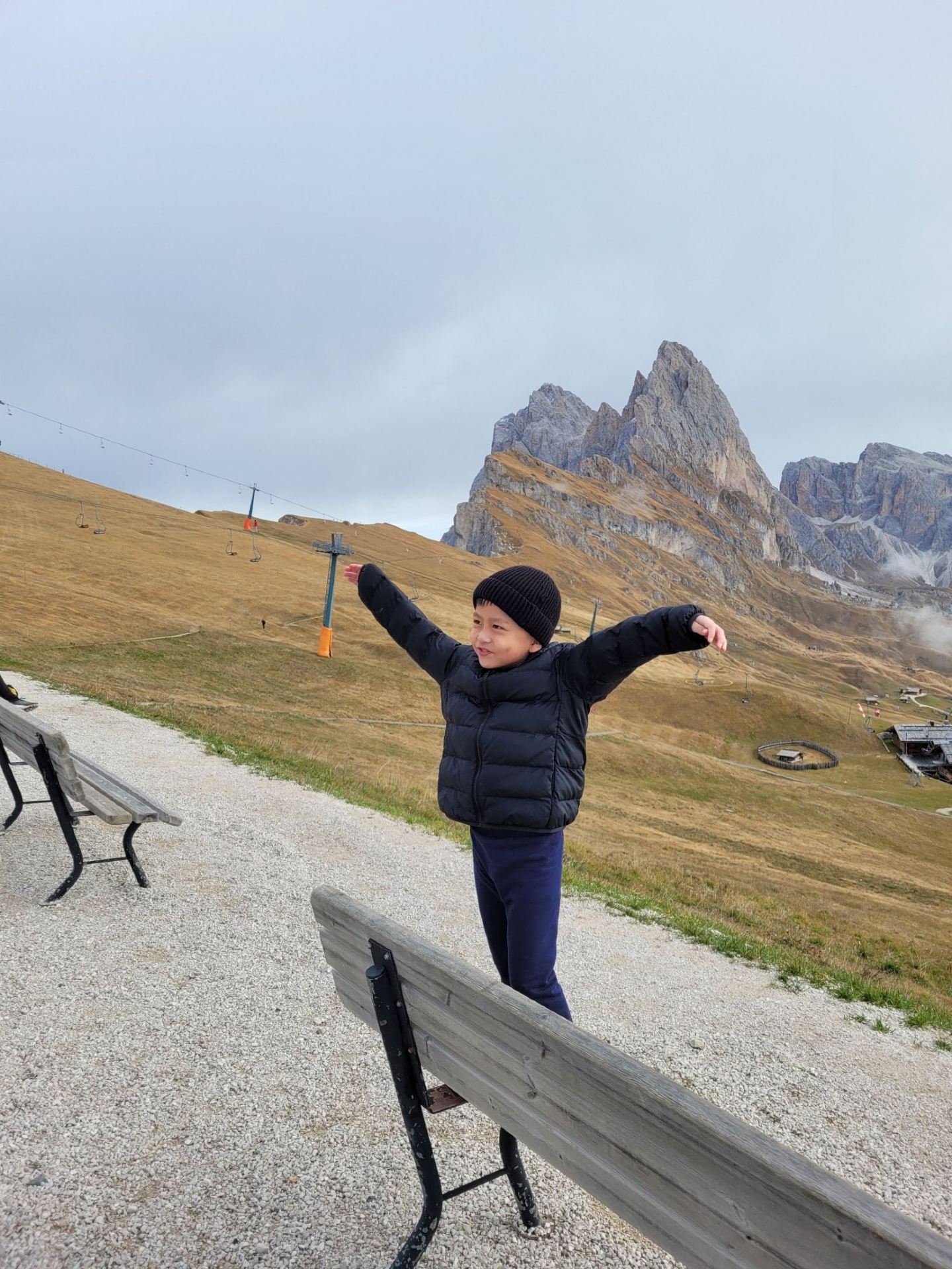 Seceda là một đỉnh núi đá vôi nổi tiếng thế giới, nằm ở độ cao 2.519 mét trong dãy núi Dolomites của Ý. Nơi đây nổi bật với vách đá răng cưa độc đáo và tầm nhìn toàn cảnh ngoạn mục, đã được UNESCO công nhận là Di sản Thế giới. Cách đến và chi phí: Bắt đầu từ thị trấn Ortisei trong thung lũng Val Gardena. Đi hai chuyến cáp treo: từ Ortisei đến ga Furnes, sau đó chuyển sang cáp treo lên đỉnh Seceda. Vé khứ hồi có giá khoảng 74 euro/người (một chiều 49 euro). Bạn có thể kiểm tra điều kiện thời tiết và xem hình ảnh trực tiếp từ camera quan sát tại Val Gardena Webcams.

Các hoạt động và lưu ý: Đây là điểm ngắm cảnh nổi tiếng để chụp ảnh, đi bộ đường dài và dù lượn. Khu vực này nằm trong khu bảo tồn thiên nhiên; việc sử dụng máy bay không người lái bị nghiêm cấm. Có các nhà hàng và nhà nghỉ trên núi để nghỉ ngơi, chẳng hạn như Nhà hàng Seceda và Baita Sofie Hütte.
#seceda #dolomites