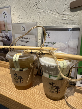 小妹途經旺角612商場🤩突然見到「吃茶三千」,即刻想買黎飲😝今次見到有新款「金鑽鳳梨系列」,嚴選台灣直送既新鮮金鑽鳳梨🍍製作,果肉酸甜多汁😝 每杯堅持新鮮現萃,保留最天然樸實的清香果香🤗絕對要一試😎 另外,呢間手搖店既所有茶飲均獲得iTi星級認證及香港最多iTi星級認證的茶飲店,絕對有信心保證😎
環境:🌟🌟🌟🌟🌟
鳳來蜜冰茶🍍
呢杯以金鑽鳳梨湯搭配水仙桂花茶與百花蜂蜜🍯 為湯底😝味道清甜,帶有一種果香天然既味道👍🏻
鳳來厚奶🍍
呢杯手搖茶融合新鮮鳳梨,玉露青茶與濃郁既皇家厚奶🤭特別在於呢杯手搖採用咗榮獲 2025 ITI 國際風味評鑑三星認證❤️ 每杯都係專利萃茶機新鮮現萃😆味道一流~
質素:🌟🌟🌟🌟🌟
店內環境舒適,提供戶外坐位,可以等住打吓卡😎加上呢間手搖店既杯套及麻繩,方便攜帶方便🤩 可以拎住一路行一路飲🫶🏻
價錢:🌟🌟🌟🌟🌟
✨小妹提提8月12日(星期三)下午3時起,追蹤官方 Instagram 或小紅書(一人限一個帳號),親臨門市購買金鑽鳳梨系列(鳳來蜜冰茶、鳳來厚奶等)系列自選飲品買一送一,每店限量前50杯咋😋 ✨
· ———shop info————-
📍 吃茶三千@chichasanchen.hk & @mojo.marketinghk
🔍 旺角上海街618號地下G04D號舖
· ——————————
#現煮珍珠 #現萃茶 #香港美食 #香港探店 #宝藏餐厅分享 #吃茶三千 #香港美食攻略 #珍珠奶茶 #香港生活 #香港打卡 #淘漂 #人氣奶茶店