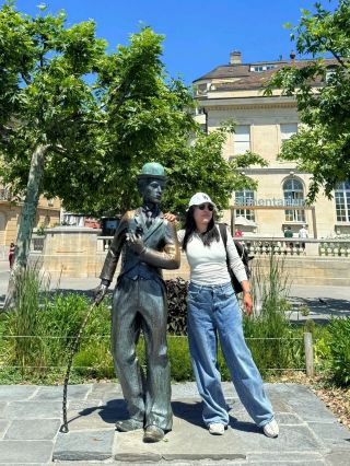 พาเที่ยวเมือง Vevey (เวเวย์) ประเทศสวิตเซอร์แลนด์ เมืองตากอากาศสุดน่ารักริมทะเลสาบเจนีวาที่มีเสน่ห์เฉพาะตัวมากๆ ค่ะ

เช็กอิน Vevey เมืองน่ารักริมทะเลสาบสวิส ตามรอยชาลี แชปลิน! ✨🇨🇭
ถ้าใครกำลังหาเมืองสวย บรรยากาศชิลๆ เดินเล่นสบายในสวิตเซอร์แลนด์ แนะนำ Vevey (เวเวย์) เลยค่ะ! เมืองนี้ตั้งอยู่ริมทะเลสาบเจนีวา บรรยากาศดี ตึกราบ้านช่องมีสีสันน่ารักและสถาปัตยกรรมคลาสสิกเฉพาะตัว
จุดไฮไลต์ที่ไม่ควรพลาดเลยคือการตามรอย Charlie Chaplin นักแสดงตลกเงียบระดับตำนานของโลก เพราะที่นี่เป็นเมืองที่เขาเลือกใช้ชีวิตในช่วงปลายหงส์นั่นเองค่ะ
จุดเช็กอินห้ามพลาด:
อนุสาวรีย์ชาลี แชปลิน (Chaplin Statue): ถ่ายรูปคู่กับรูปปั้นทองสัมฤทธิ์ของชาลี แชปลิน ริมทะเลสาบ จุดนี้ต้องแวะมาถ่ายรูปเช็กอินให้ได้ค่ะ
ภาพวาดฝาผนังชาลี แชปลิน (Chaplin Mural): ศิลปะสตรีทอาร์ตขนาดใหญ่บนกำแพงตึก เท่และโดดเด่นมากๆ
Alimentarium: พิพิธภัณฑ์อาหารริมน้ำ ด้านหน้ามี "ส้อมยักษ์" ลอยน้ำอันเป็นสัญลักษณ์ของเมือง
ย่าน Old Town: เดินลัดเลาะตามตรอกซอกซอย ตึกสีส้มพาสเทล ร้านค้า และคาเฟ่น่ารักๆ บรรยากาศคึกคักแต่ยังคงความเงียบสงบ
ใครมีแพลนมาเที่ยวแถบ Lake Geneva แนะนำให้แวะมาเดินเล่น ถ่ายรูปเก๋ๆ และซึมซับบรรยากาศชิลๆ ที่ Vevey รับรองว่าประทับใจแน่นอนค่ะ ❤️

#Vevey  #Switzerland  #เที่ยวสวิตเซอร์แลนด์  #CharlieChaplin  #LakeGeneva  #TripDotCom  #รีวิวที่เที่ยว  #สวิตเซอร์แลนด์ 