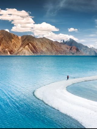 🏔️ 印度拉達克

拉達克是印度最令人嘆為觀止的高海拔旅遊目的地之一,以其壯麗的喜馬拉雅山脈景觀、古老的佛教寺院、清澈見底的湖泊和蜿蜒曲折的山路而聞名。這裡常被稱為“高山隘口之地”,彷彿置身於另一個世界。

✨ 必遊景點

· 🏞️ 班公湖 – 被群山環繞的標誌性藍色湖泊。

· 🏔️ 努布拉山谷 – 沙丘、寺院和著名的雙峰駱駝。

· 🛕 提克西寺 – 俯瞰印度河谷的壯觀寺院。

· 🌄 卡爾東山口 – 拉達克著名的高山隘口之一。

· 💙 措莫里里湖 – 一個寧靜而風景絕美的高海拔湖泊。

· 🏯 列城皇宮 – 歷史悠久的宮殿,可飽覽列城全景。

· 🛣️ 磁力山 – 列城至斯利那加/馬納利路線上的熱門景點。

· 🏔️ 贊斯卡山谷 – 偏遠、崎嶇,是冒險愛好者的理想之地。

📅 最佳旅遊時間

5月至9月通常是最佳旅遊時間,此時許多道路和景點都已開放。 6月至8月是自駕遊的熱門時段。

🚗 交通方式

大多數遊客選擇直飛列城(庫肖克·巴庫拉·仁波切機場)。您也可以根據季節性路況,從斯利那加或馬納利開車前往拉達克。

❤️ 為何選擇拉達克?

如果您熱愛山脈、自駕遊、攝影、寺廟、冒險和寧靜的風景,那麼拉達克將是您的理想之選。荒蕪的山巒、碧綠的湖泊和湛藍的天空交相輝映,令人難忘。

#拉達克 #列城拉達克 #班公湖 #努布拉山谷 #措莫里里湖 #喜馬拉雅山脈 #拉達克之旅 #印度奇觀 #山路之旅 #印度旅行