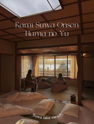 ✨🏨 เรียวกังสุดอลังริมทะเลสาบ! Kamisuwa Onsen Hama no Yu 🇯🇵♨️

🏨 โรงแรมขนาดใหญ่สุดอลัง ริมทะเลสาบ Suwa
ตัวโรงแรมใหญ่โตโอ่อ่า ตั้งอยู่ติดริมทะเลสาบซูวะ (Lake Suwa) บรรยากาศภายในตกแต่งสไตล์ญี่ปุ่นคลาสสิก ล็อบบี้กว้างขวาง มีบ่อปลาคาร์ฟและตกแต่งอย่างหรูหราอลังการ ให้ความรู้สึกผ่อนคลายตั้งแต่เดินเช็คอินเข้ามาเลย 🏛️✨  

🛏️ ห้องพักสไตล์ญี่ปุ่นแท้ๆ ฟินกับบรรยากาศสุดอบอุ่น
ห้องพักเป็นแบบเรียวกังญี่ปุ่นปูเสื่อทาทามิ พร้อมฟูกนอนฟุตงหนานุ่มดูดวิญญาณ ภายในห้องกว้างขวาง มีมุมเบาะบีนแบ็กและโต๊ะจิบชาติดหน้าต่างให้เลย์เอาต์นั่งพักผ่อนชิลๆ มองออกไปเห็นวิวทะเลสาบซูวะยามเย็น แสงอุ่นๆ ส่องเข้ามาคือมู้ดดีมาก 🌅🍵  

♨️ ออนเซ็นใหญ่และสวยมากกก ฟินขั้นสุด!
ไฮไลท์เด็ดที่ห้ามพลาดเลยคือโซนออนเซ็นของที่นี่! มีขนาดใหญ่ กว้างขวาง และตกแต่งได้สวยงามน่าแช่มากกก เป็นน้ำแร่ธรรมชาติแท้ๆ ให้ลงไปแช่ผ่อนคลายความเมื่อยล้าจากการเดินเที่ยว บอกเลยว่าสบายตัวและฟินแบบ 10/10 ชาร์จพลังเต็มร้อยแน่นอน ♨️✨

📸 เมือง Suwa เมืองเล็กสุดชิล สายถ่ายรูปห้ามพลาด!
เมือง Suwa เป็นเมืองเล็กๆ น่ารักริมทะเลสาบที่บรรยากาศเงียบสงบ แถมยังมีสถานที่ท่องเที่ยวและมุมถ่ายรูปเก๋ๆ เพียบ ไม่ว่าจะเป็นจุดชมวิวรอบทะเลสาบ ศาลเจ้าเก่าแก่ สายถ่ายรูปหรือสายทำคอนเทนต์บอกเลยว่าปักหมุดเมืองนี้ไว้ ไม่ผิดหวังแน่นอน! 🌊🚲📸
ใครมีแพลนมาเที่ยว Nagano แล้วอยากสัมผัสบรรยากาศพักผ่อนริมทะเลสาบในเมืองชิลๆ แนะนำ Kamisuwa Onsen Hama no Yu เลยครับ ได้ทั้งรูปสวยและพักผ่อนเต็มอิ่มแน่นอน! 💖👍
#เที่ยวญี่ปุ่น #รีวิวโรงแรม #รีวิวที่พักสวย #nagano #onsen 